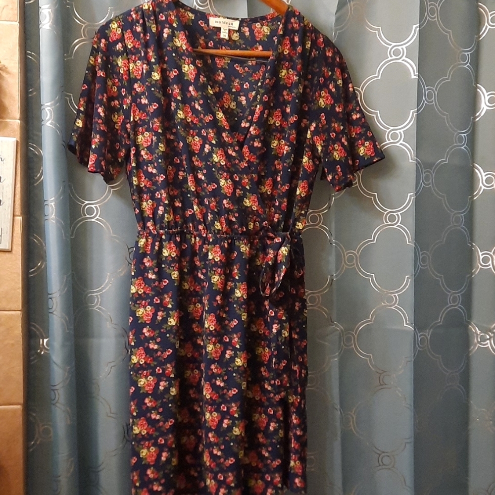 Monteau Las Angeles navy and floral dress ties at the waist. Med